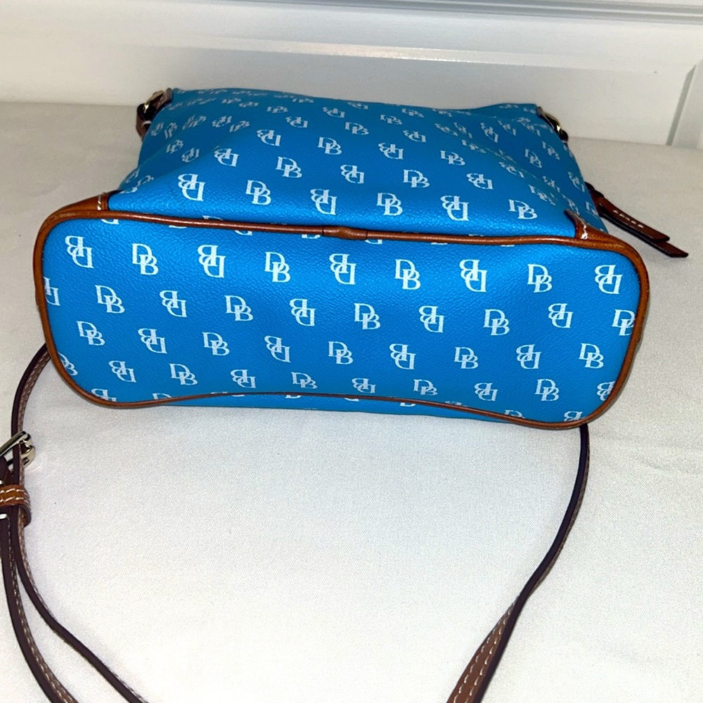 ‼️Low Start‼️Dooney & Bourke Gretta Blue & White Monogram Crossbody Shoulder Bag - Picture 6 of 13